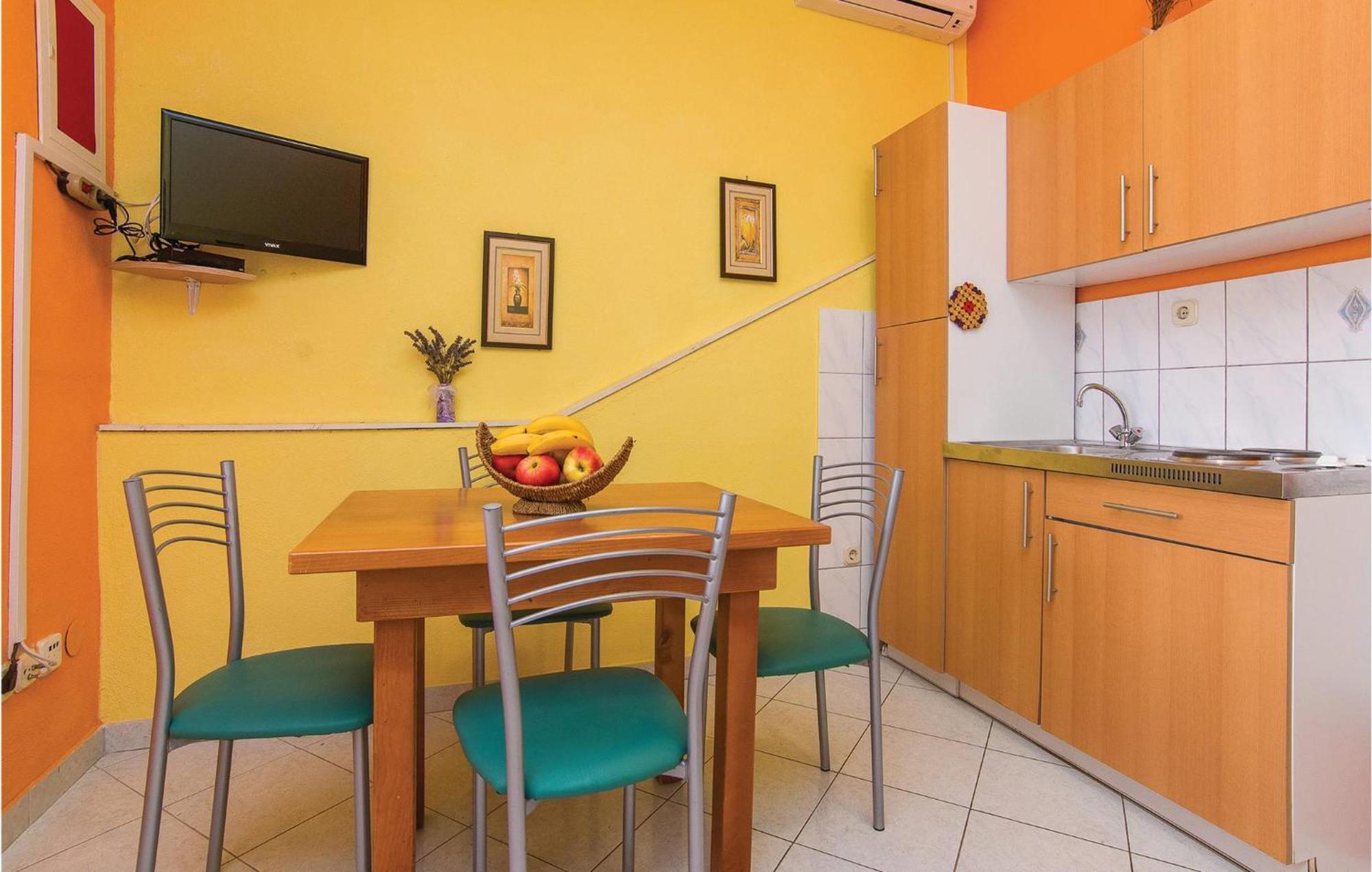 Pet Friendly Apartment In Pakostane With Kitchen Ngoại thất bức ảnh