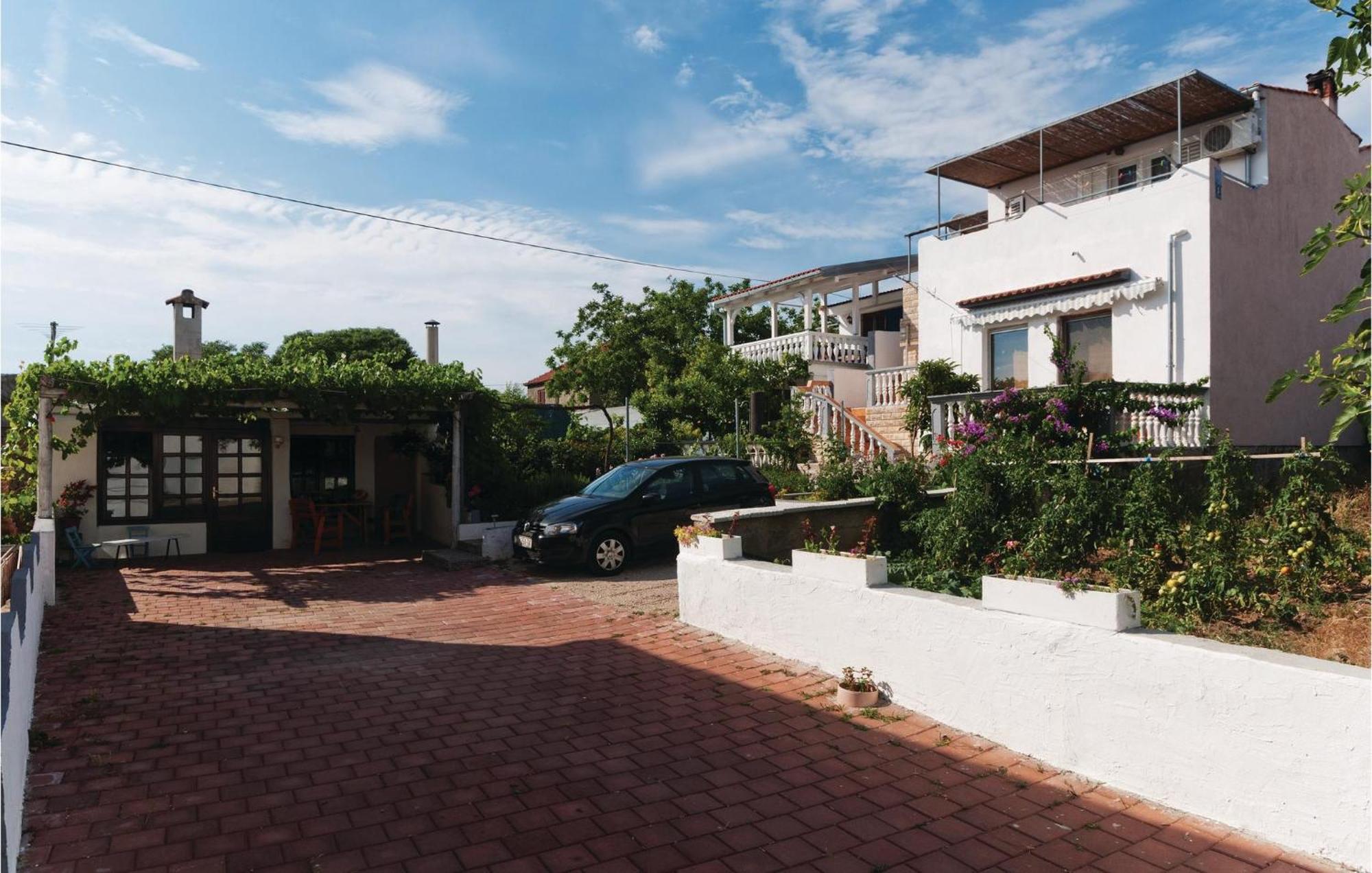 Pet Friendly Apartment In Pakostane With Kitchen Ngoại thất bức ảnh