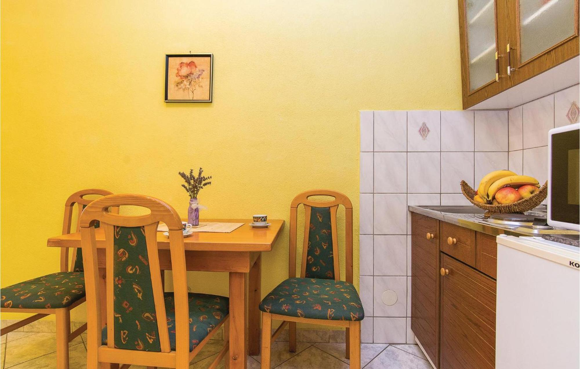 Pet Friendly Apartment In Pakostane With Kitchen Ngoại thất bức ảnh