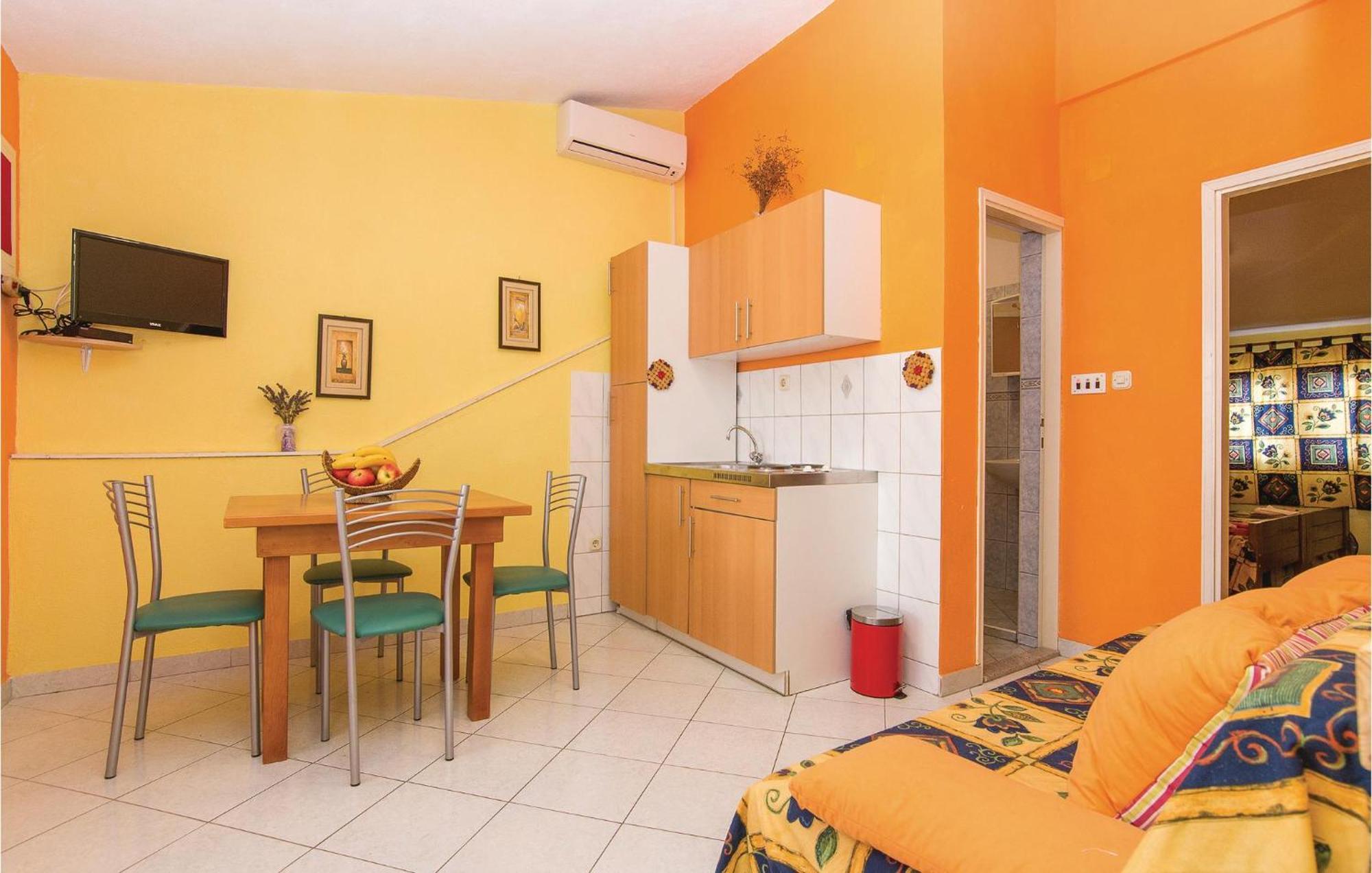 Pet Friendly Apartment In Pakostane With Kitchen Ngoại thất bức ảnh