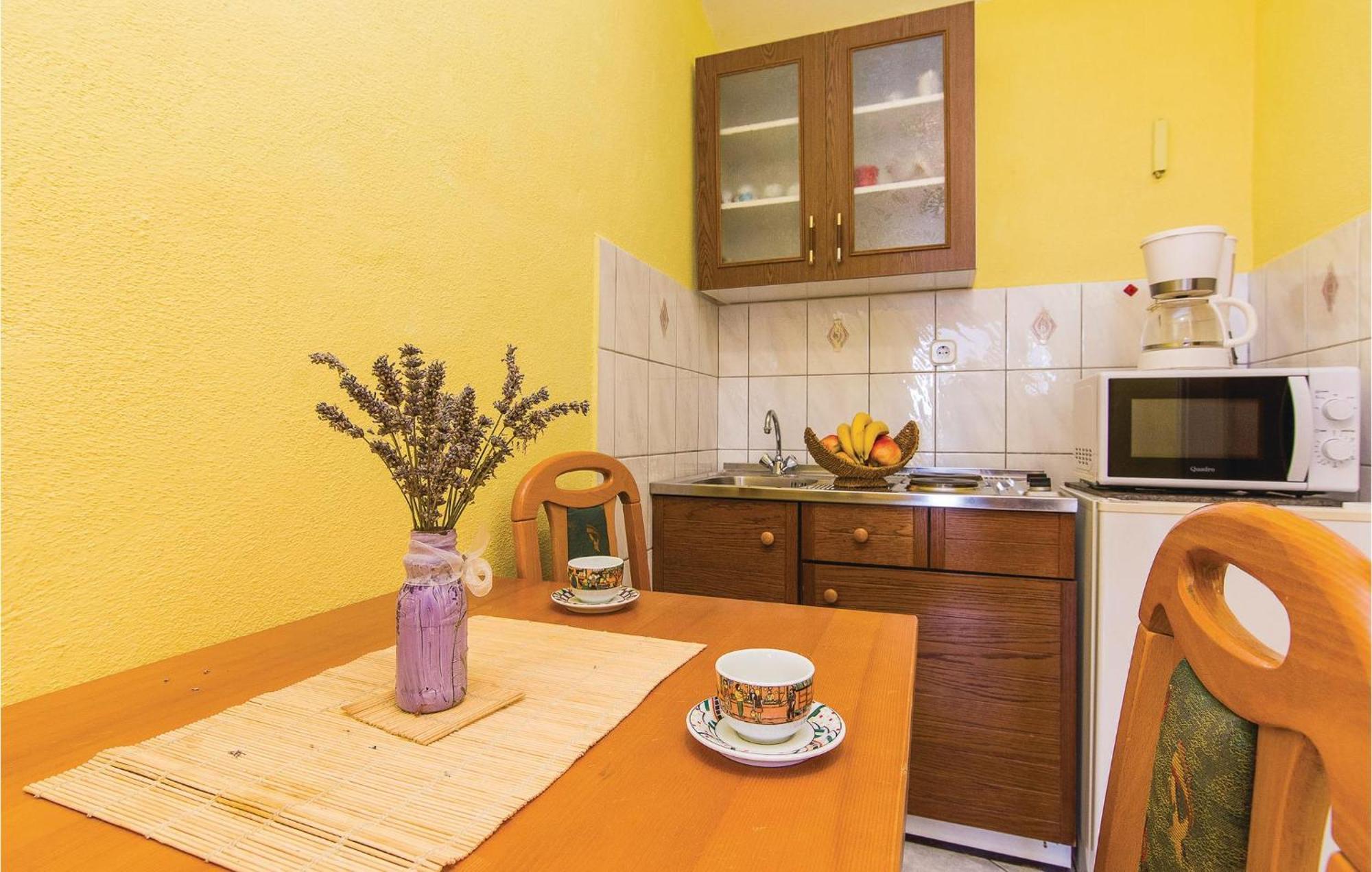 Pet Friendly Apartment In Pakostane With Kitchen Ngoại thất bức ảnh